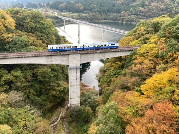 【宮城県内発】 紅葉の会津鉄道 「お座トロ展望列車」と秋色の大内宿&塔のへつり 葱一本でご賞味!ご当地グルメ“ねぎそば”体験(日帰り)1
